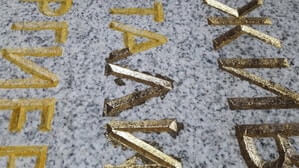 Покрываем буквы сусальным золотом